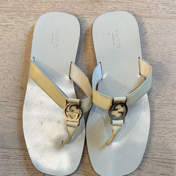 Gucci Cream Sandals with Gold Logo - Picture 1 of 4